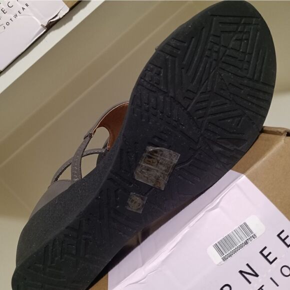 💯🔥JOURNEE COLLECTION TRAYLE WEDGE SANDALS- WOMEN'S SIZE 7.5- GREY🔥🔥NEW IN - Picture 5 of 11